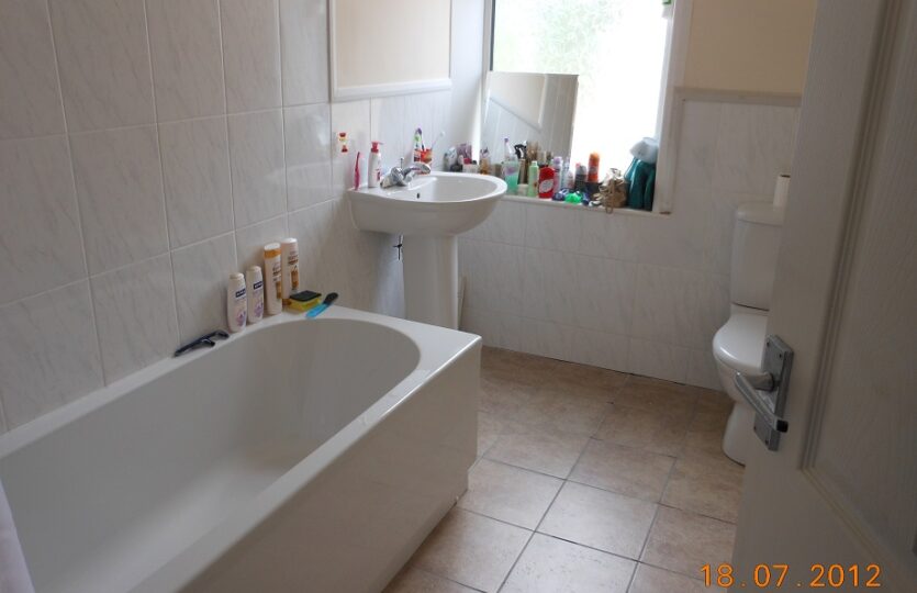 home for rent 30 Hart street bathroom